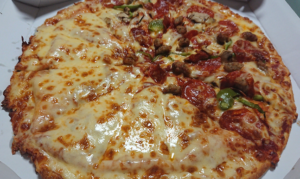 ドミノピザの半額クーポンで注文したハーフ＆ハーフのピザ